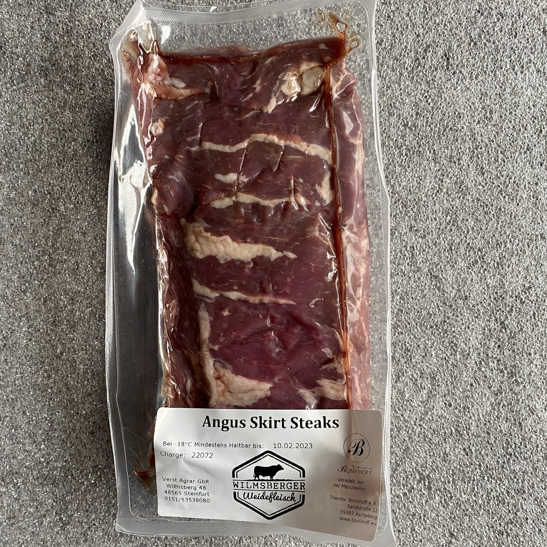 Wir haben einen unserer Angus Ochsen für euch geschlachtet. Das Fleisch ist ab Ende nächster Woche verfügbar. Meldet euch gerne und sichert euch euer Stück vom Wilmsberger Weideochsen.
Zudem haben wir einige neue Produkte zum probieren für euch. Es gibt z.B. Rindersalami und Wiener Würstchen. Überzeugt euch selbst.